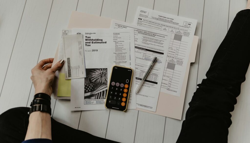 Documentos e calculadora durante a organização de informações financeiras
