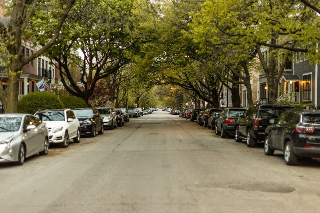 Veículos estacionados em uma rua; foto ilustrativa de financiamento de veículos